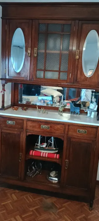 Aparador de madera con detalles de mármol