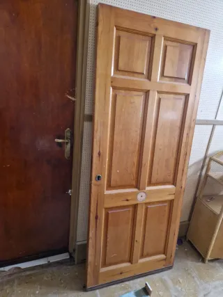 Puerta de madera maciza