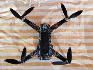 Dron con mando y accesorios