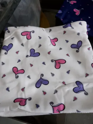 Scaldacollo bianco con cuori rosa e lilla