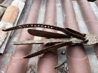 Dos Arados antiguo de hierro tipo orejones,