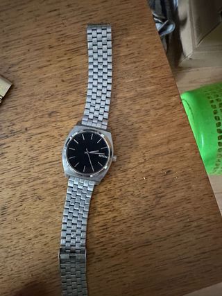 Reloj Nixon Negro y Plateado y blanco y dorado