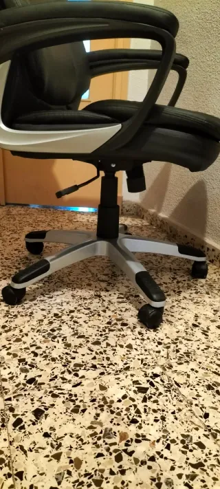Silla de oficina ergonómica negra