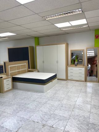 Camera da letto bianca e marrone completa