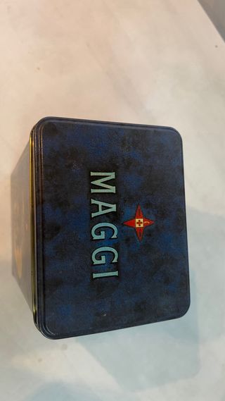 Caja metálica Maggi azul y dorada