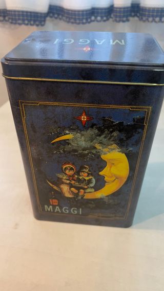 Caja metálica Maggi azul y dorada