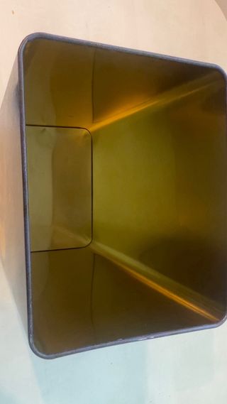 Caja metálica Maggi azul y dorada