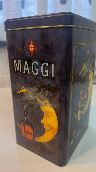 Caja metálica Maggi azul y dorada