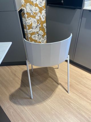 Silla blanca moderna Kave Home.