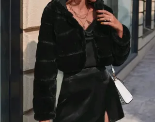 Abrigo corto de pelo negro