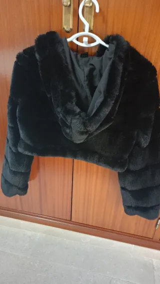 Abrigo corto de pelo negro