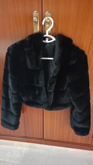 Abrigo corto de pelo negro