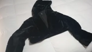 Abrigo corto de pelo negro