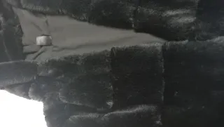 Abrigo corto de pelo negro