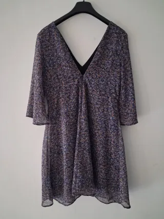 Vestido floral con cuello en V.