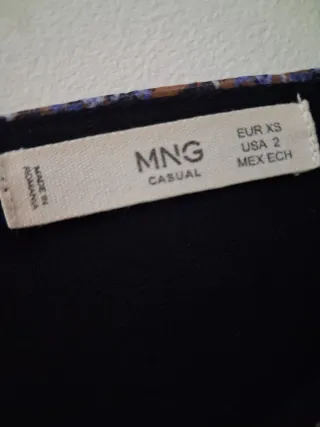 Vestido floral con cuello en V.