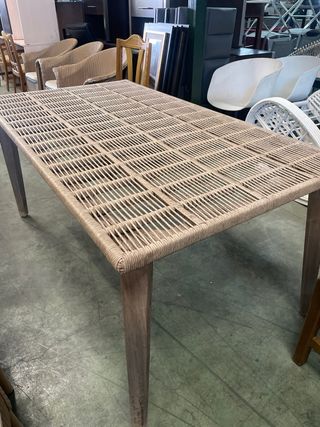 Mesa de ratán para terraza