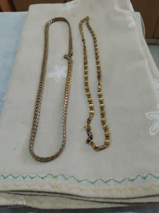 Cadena de acero dorada