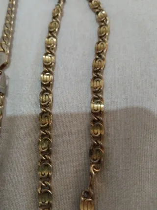 Cadena de acero dorada