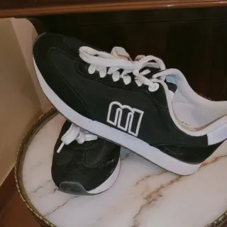 Zapatillas Mustang Negras y Blancas