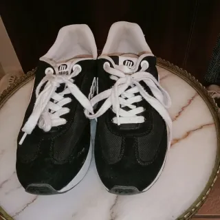 Zapatillas Mustang Negras y Blancas