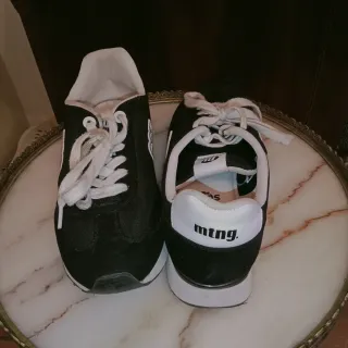 Zapatillas Mustang Negras y Blancas