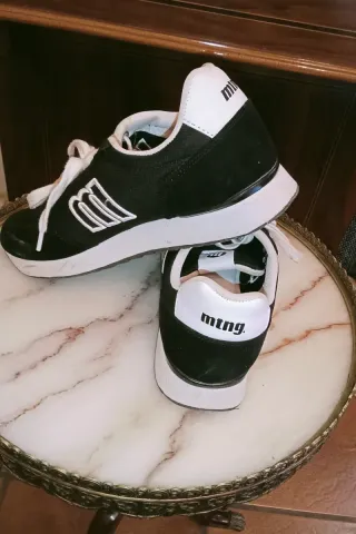 Zapatillas Mustang Negras y Blancas