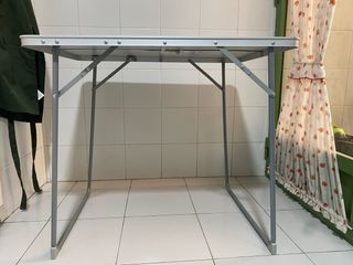 Mesa de camping plegable beige y gris