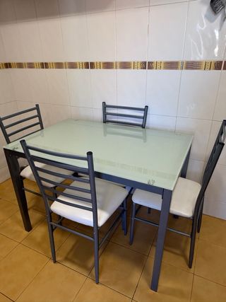 Mesa de cocina con 4 sillas