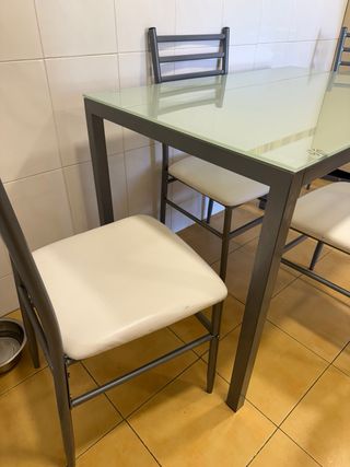 Mesa de cocina con 4 sillas