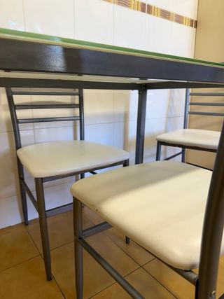 Mesa de cocina con 4 sillas