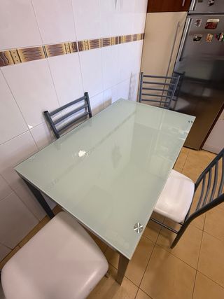 Mesa de cocina con 4 sillas