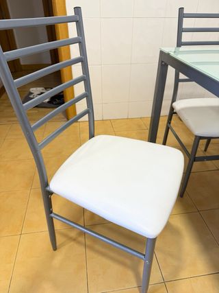 Mesa de cocina con 4 sillas
