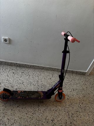 Patinete morado con ruedas rosas