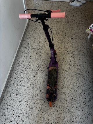 Patinete morado con ruedas rosas