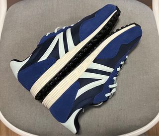 Zapatillas deportivas azules y blancas