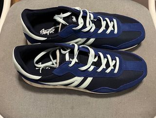 Zapatillas deportivas azules y blancas