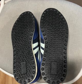 Zapatillas deportivas azules y blancas