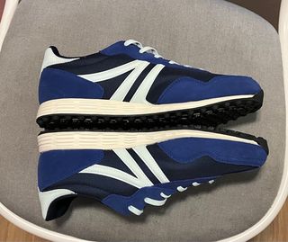 Zapatillas deportivas azules y blancas