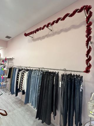 Barra expositora ropa tienda metal