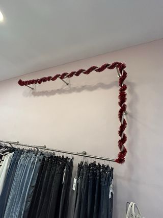 Barra expositora ropa tienda metal