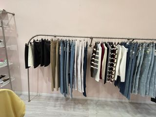 Barra expositora ropa tienda metal