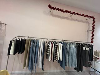 Barra expositora ropa tienda metal