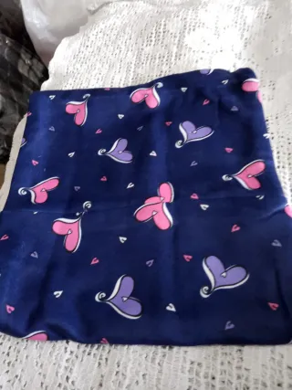 Scaldacollo blu con cuori rosa e lilla