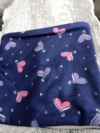 Scaldacollo blu con cuori rosa e lilla