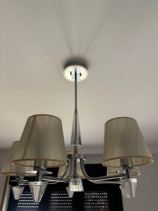 Lámpara de salón beige y plateada con mando.