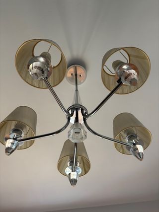 Lámpara de salón beige y plateada con mando.