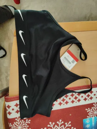 Top deportivo Nike negro