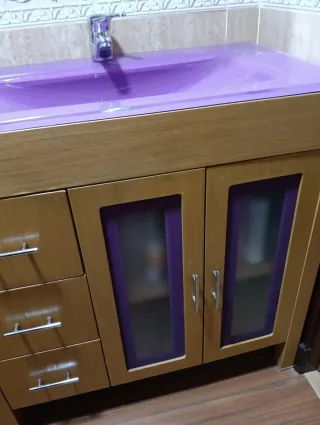 Mueble de baño con lavabo morado