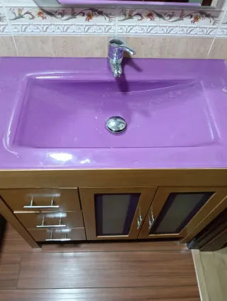 Mueble de baño con lavabo morado